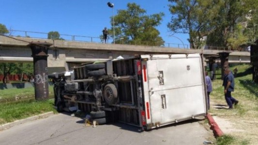 Volcó un camión con 4.000 kilos de pastas en Río Cuarto tras chocar un puente
