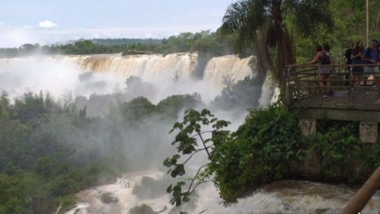 Cerraron el acceso a las Cataratas debido a una fuerte crecida del río Iguazú