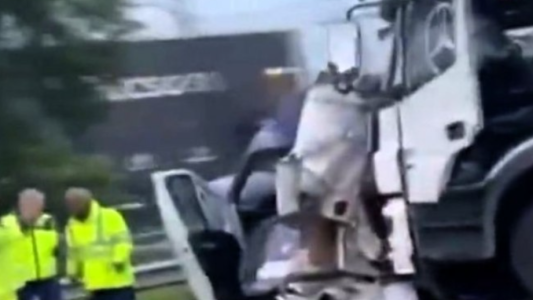 Video: choque mortal mientras estaba frenado y fue embestido por un camión