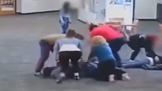 Un adolescente noqueó a una profesora porque le confiscó su consola: podría pasar hasta 30 años en prisión