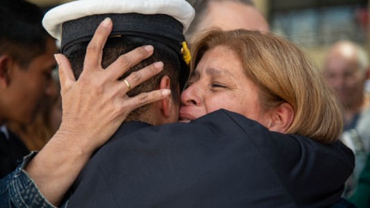 Emoción, abrazos y hasta un pedido de matrimonio en el regreso de la Fragata Libertad