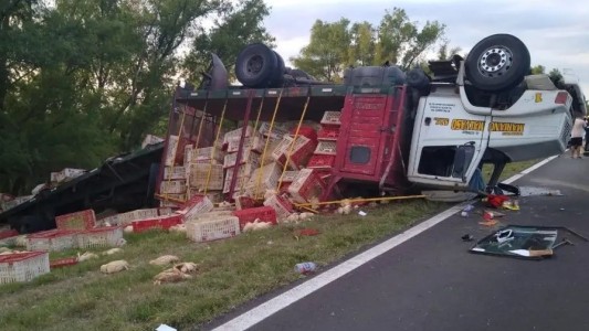 Un camión cargado con 2 mil pollos volcó en la  Ruta 60 a la altura de Salsacate
