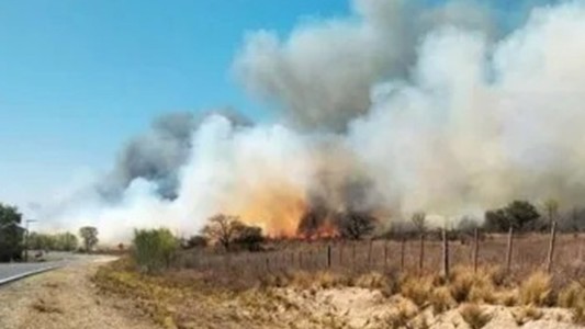 Mina Clavero: combaten un incendio cerca de una escuela que fue evacuada