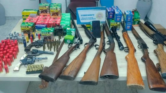 Durante un operativo policial incautaron un arsenal adentro de una casa en paraje Santa Ana