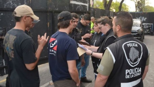 Un influencer quiso entrar al recital de Taylor Swift con credencial falsa y lo detuvieron