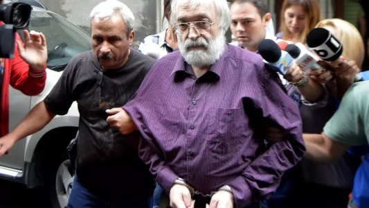 "Porno yoga": Detienen a 41 miembros de una secta internacional en París acusados de numerosos abusos