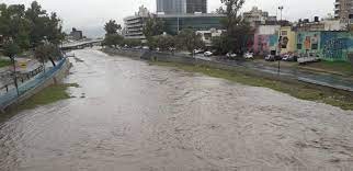 Hay cortes en la Costanera por desborde del río Suquía