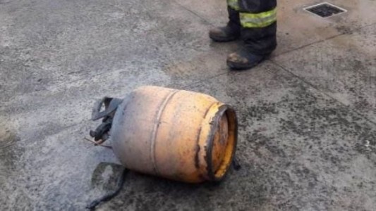 A un técnico de refrigeración le explotó una garrafa mientras trabajaba y murió