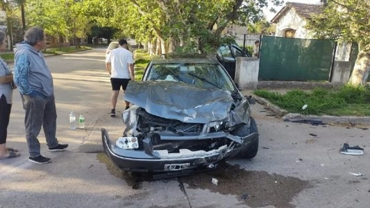 Un auto terminó dentro de una casa por un impactante choque en barrio Villa Belgrano
