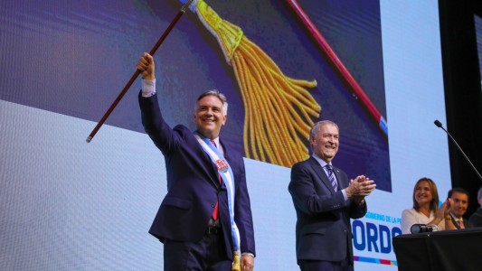 Martín Llaryora recibió los atributos de mando de Schiaretti