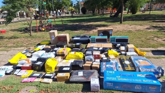 Un delincuente le robó la camioneta a un repartidor y se llevó más de 80 paquetes