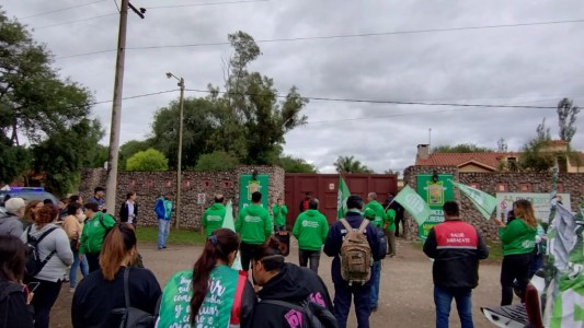 Denuncian 80 despidos en Anisacate y un vehículo fue apedreado durante una protesta
