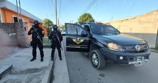 Al menos once detenidos por estafas con tarjetas, armas y droga durante allanamientos