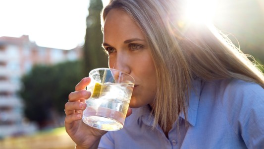 ¿Por qué es tan importante hidratarme en verano?