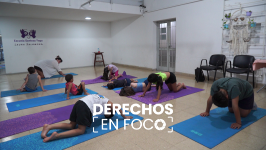 La paz y calma llegan a Derechos en Foco con Yoga Infantil