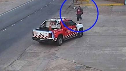 Una mujer fue detenida por rociar con nafta y prender fuego a un policía bonaerense en Merlo