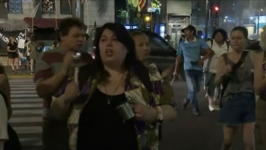 Otra noche de protestas y cacerolas