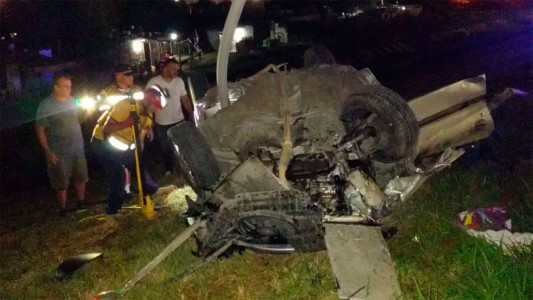 Madrugada trágica: una mujer murió tras chocar contra un poste de alumbrado en barrio Las Lilas