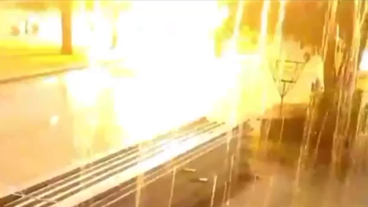 Impactante video: un rayo cayó sobre un hombre y debió ser internado