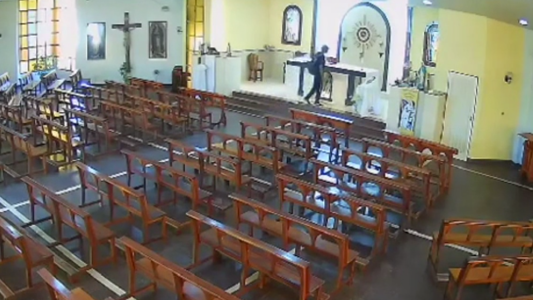 Entró a una iglesa a robar: "Solo queremos que devuelva las cosas", pidieron al difundir el video