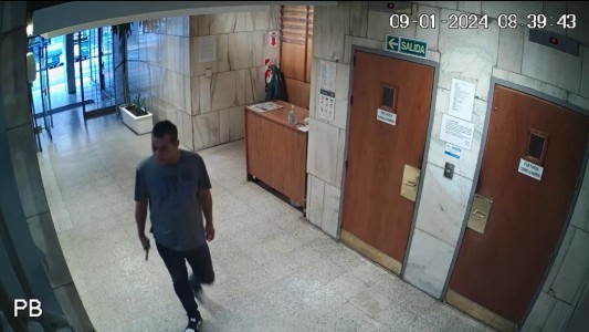 Video: ingresó a un edificio y robó el celular del encargado