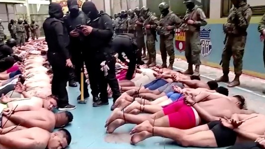 Violencia en Ecuador: aún hay más de 130 policías secuestrados por presos en cinco cárceles