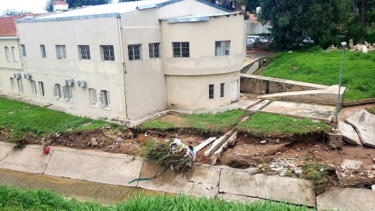 Preocupación en el Hospital Misericordia: por el temporal colapsó el muro de contención del canal