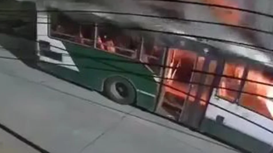 Video: dejó estacionado el colectivo en la puerta de la casa y se lo quemaron