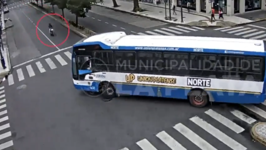 La Plata: murió un motociclista tras un choque contra un colectivo