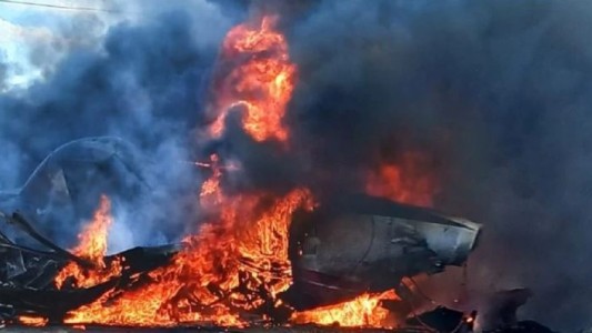 Una avioneta que combatía un incendio en Chile se estrelló en una ruta y murió el piloto