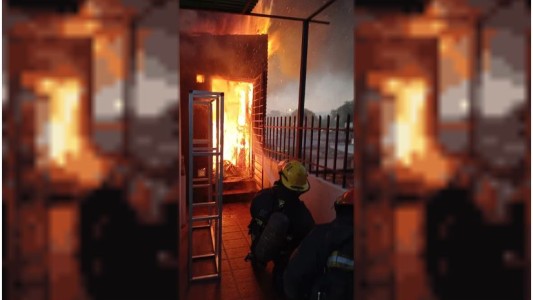 Incendio en una casa prefabricada en barrio Los Plátanos