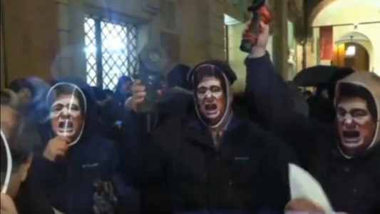 Italia: manifestantes de ultraderecha protestaron con máscaras de Milei y amoladoras