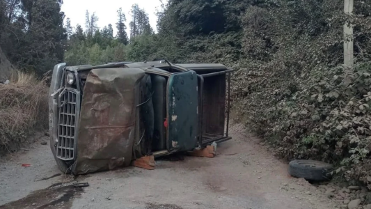 Volcó y murió aplastastado por la camioneta que conducía