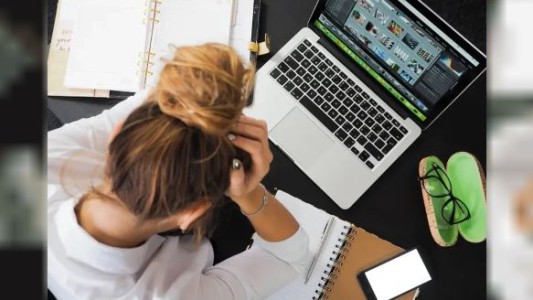 Las mujeres son más estudiosas que los hombres pero les pagan menos