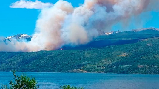 Casi 100 brigadistas combaten por tierra el incendio en el Parque Nacional Los Alerces