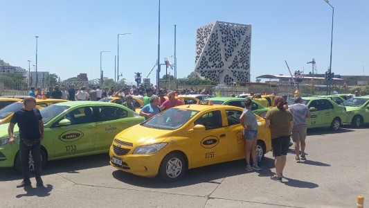 Taxis y remises marchan en Córdoba contra aplicaciones ilegales y exigen más controles
