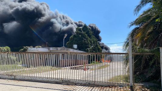 Los bomberos lograron contener el incendio del depósito