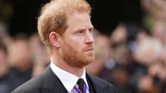 El príncipe Harry habló con su padre Carlos III y viajará a Inglaterra