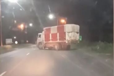 Furia en la ruta: se colgó del camión que lo chocó