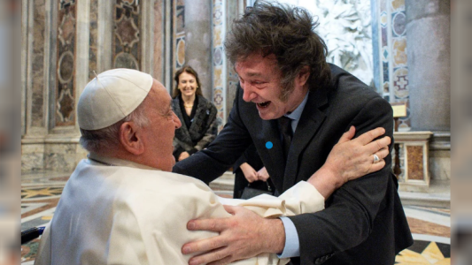 Saludo, pulgares arriba y abrazo incluido: el primer encuentro público de Milei con el papa Francisco