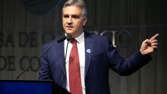 Llaryora le baja el tono a los cruces con Milei