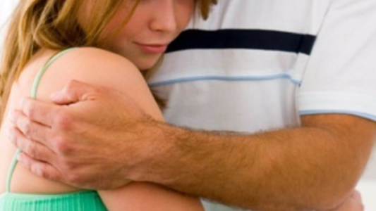 Adolescente logró que sus padre biológico le paguen cuota alimentaria mientras vive con su "papá del corazón"