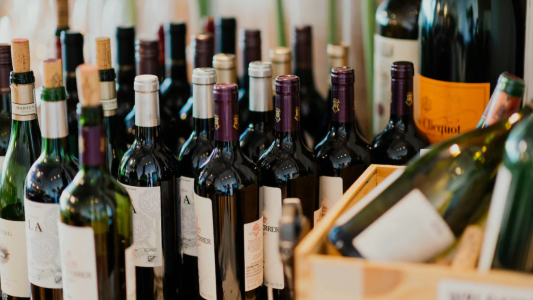 Bodega denunció a un empleado por robar 4 vinos: al investigarlo, descubrieron que se había llevado 7.000 botellas