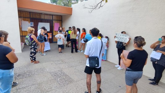 Padres, alumnos y docentes tomaron la escuela Gobernador Juan B. Justo