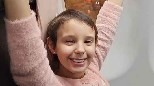 Después de años de tratamiento, volvió a Rosario una nena que luchó contra el cáncer  en el exterior