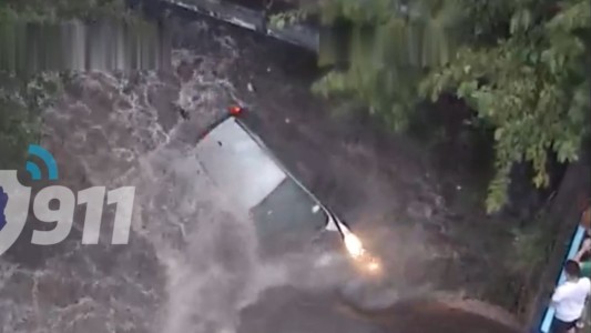 Dramático: la corriente se llevó un auto en el puente Sagrada Familia