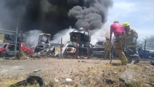 La Plata: voraz incendio en un depósito de autos de la policía