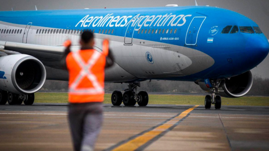 Aerolíneas Argentinas cancela acumulación de millas para funcionarios con pasajes pagados por Estado