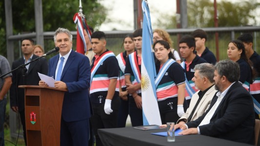 Llaryora dijo que nadie puede entender que se elimine el incentivo docente y prometió mejoras en la propuesta provincial