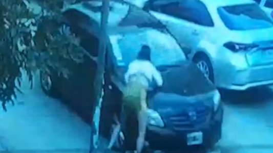 Citó a una menor, fueron a buscarlo familiares de la adolescente y las atropelló